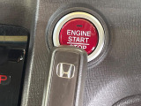 【Hondaスマートキー】カバンやポケットに入れたままでもドアの施錠・解錠が可能なスマートキーを装備。エンジンのオン・オフ時もカギを取り出す必要が無いからとっても便利です♪