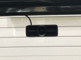 後方にもドライブレコーダーのカメラが付いています。前後両方でお車の周りを監視・記録いたします。
