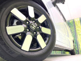 【純正15インチアルミホイール】外観にマッチした純正アルミホイールを装着しております。各種社外アルミホイールや、スタッドレスタイヤも取扱いしております。是非ご相談ください♪