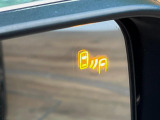 【ブラインドスポットワーニング】走行中、ドアミラーの死角になりやすい箇所に後続車が接近するとサイドミラー付近に警告を表示、ドライバーに注意喚起をしてくれます。