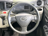 ステアリングも使用感が少なく、きれいな状態となっております♪