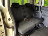 後部座席も気になるようなキズ・汚れやへたり等、大きなダメージはなく、良好な状態です。