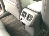 後席にはリアベンチレーションと充電用USBジャックを装備。快適な空調とスマホ充電で、同乗者も心地よく過ごせる空間です。
