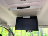 【フリップダウンモニター】大画面モニターで後席でもエンタメをお楽しみいただけます。小さなお子様にも大人気の装備です♪