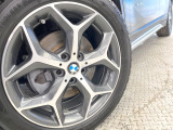 ●純正18インチアルミホイール:輸入車ならではの卓越した走りを支えるホイールと足回りです!日本車の走りに慣れている方にもぜひ体感して頂きたいほど、高いレベルでまとまっています!