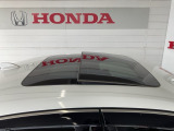 電動パノラミックサンルーフ装着車です。チルトアップ機構付きで、スモークドガラス(UVカット機能付きプライバシーガラス)仕様です