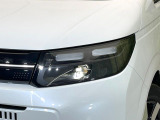 【LEDヘッドライト】悪天候や夜間走行時も良好な視界を確保し安心して運転できる高輝度LEDヘッドライトを装備!点灯速度が早く、消費電力も抑えられています。