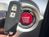 【キーレススタートシステム】カバンやポケットに入れたままでもドアの施錠・解錠が可能なスマートキーを装備。エンジンのオン・オフ時もカギを取り出す必要が無いからとっても便利です♪c