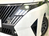 【LEDヘッドライト】悪天候や夜間走行時も良好な視界を確保し安心して運転できる高輝度LEDヘッドライトを装備!点灯速度が早く、消費電力も抑えられています。
