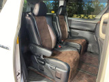 後部座席も気になるようなキズ・汚れやへたり等、大きなダメージはなく、良好な状態です。