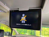 【フリップダウンモニター】大画面モニターで後席でもエンタメをお楽しみいただけます。小さなお子様にも大人気の装備です♪