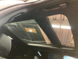 【パノラマルーフ】大型のガラスルーフ搭載で車内の解放感が一気にアップ!開放的なドライブをお楽しみいただけます。