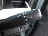 【オートライト機能】オートライト機能付いていますので自動でヘッドライト点灯・消灯します。トンネルの多い道などでは重宝しますね。ライト消し忘れ防止にもなりますよ。
