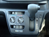 シフトとエアコンです。ダイヤル式のマニュアルエアコンになります。シンプルで使いやすい!