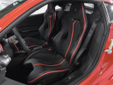 搭載される3.9L V8ツインターボエンジンは、アクセル操作に対して滑らかに反応しながらも、踏み込んだ瞬間に一気に高回転域まで吹け上がる特性を持ちます。