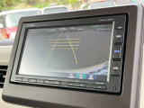 バックモニター装備。画面にて後方の確認が行えるので、バック駐車や車庫入れの際には重宝します。車の運転に慣れない方でも安心のガイドライン表示機能付。