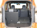 簡単に収納できる後部座席!大空間が出現します!シートアレンジが多彩な点も特徴です!レジャー用品も積み込めます!