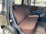 後部座席も気になるようなキズ・汚れやへたり等、大きなダメージはなく、良好な状態です。