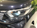【LEDヘッドライト】悪天候や夜間走行時も良好な視界を確保し安心して運転できる高輝度LEDヘッドライトを装備!点灯速度が早く、消費電力も抑えられています。