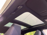 【調光パノラマルーフ】車内の解放感が一気に上がる大型パノラマルーフに調光機能がプラス!日差しが強い時、シェードを閉めなくてもガラスの透明度を調整することで心地よい明るさに♪