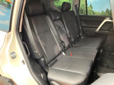 後部座席も気になるようなキズ・汚れやへたり等、大きなダメージはなく、良好な状態です。