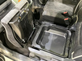 【シートアンダーボックス】シートの下に大容量の収納スペースが備わっており、靴や洗車グッズなど、外から見られたくないものをすっきり収納できて便利!