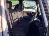 フロントシートはベンチシートです。ベンチシ―トは運転席と助手席の移動もスムーズ!狭い駐車場での乗り降りに便利です。シートの間にコンソールボックスやドリンクホルダーがないため、車内空間も広く感じます