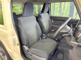 運転席まわりには十分なスペースがあり、大柄な方でもゆったり運転していただける環境です。