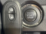【キーレススタートシステム】カバンやポケットに入れたままでもドアの施錠・解錠が可能なスマートキーを装備。エンジンのオン・オフ時もカギを取り出す必要が無いからとっても便利です♪
