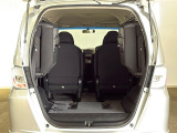 3列目シートを両サイドに跳ね上げれば、広く使える荷室スペースです。