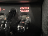●BMWモードセレクト:スポーツモードではダイナミックな走りを。ECO PROモードでは、エンジンレスポンスやシフトタイミングの最適化に加え、エアコンの作動も効率的に制御し、燃料消費量を抑制します。