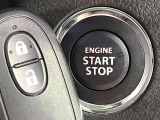 【キーレススタートシステム】カバンやポケットに入れたままでもドアの施錠・解錠が可能なスマートキーを装備。エンジンのオン・オフ時もカギを取り出す必要が無いからとっても便利です♪