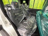 後部座席も気になるようなキズ・汚れやへたり等、大きなダメージはなく、良好な状態です。