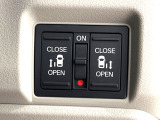 【両側パワースライドドア】スマートキーや運転席のスイッチで後席両側スライドドアの開閉が可能♪電動だから力を入れてドアを開ける必要が無く、小さなお子様でも簡単に開け閉めでき快適です♪