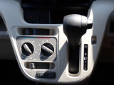 シフトとエアコンです。ダイヤル式のマニュアルエアコンになります。シンプルで使いやすい!
