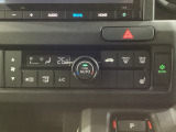 セレクトレバーの左上にオートエアコンがついてますので簡単操作で快適に過ごせます。シートヒータースイッチ内蔵で運転席用に2段階で温度設定ができます。