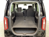 リアシートの背もたれを倒してさらに広々としたトランクスペースになります。段差も少なく荷物の出し入れもしやすくなっています。