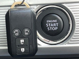 【キーレススタートシステム】カバンやポケットに入れたままでもドアの施錠・解錠が可能なスマートキーを装備。エンジンのオン・オフ時もカギを取り出す必要が無いからとっても便利です♪