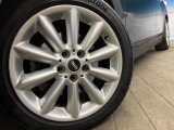 ●純正17インチアルミホイール:輸入車ならではの卓越した走りを支えるホイールと足回りです!日本車の走りに慣れている方にもぜひ体感して頂きたいほど、高いレベルでまとまっています!