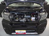 【エンジンルーム】力強い走りのターボエンジン搭載。専門スタッフにより隅々まで清掃済みで、非常に綺麗な状態です。納車前には法定点検を実施し、お客様へお届けいたします。