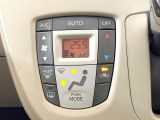 【オートエアコン】一度お好みの温度に設定すれば、車内の温度を検知し風量や温度を自動で調整。暑い&hellip;寒い&hellip;と何度もスイッチ操作をする必要はありません。快適な車内空間には必須の機能ですね♪