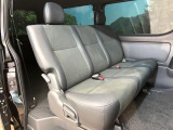後部座席も気になるようなキズ・汚れやへたり等、大きなダメージはなく、良好な状態です。