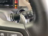 ステアリングの裏側、左右にパドルシフトがついています。右が+、左が-の操作でシフトチェンジを行い、エンジンブレーキなどのマニュアル操作ができます。