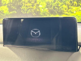【10.25インチマツダコネクト】車内の雰囲気にマッチした大型ディスプレイ。スマホ接続でのナビ使用やBluetooth再生等、様々な機能が楽しめます。直感的なダイヤル操作が可能で、使い勝手も良好です。