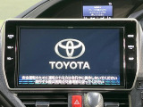【メーカー純正ナビ】インテリアに溶け込むスタイリッシュな「専用設計」メーカーナビを装備♪視認性や操作性など基本性能にも優れ、より上質なカーライフをお楽しみいただけます。