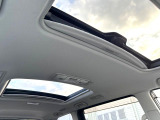 【サンルーフ】開放感たっぷりの希少装備、サンルーフが装着されています!車内に明かりを取り入れたり景色を楽しむ以外にも、車内の空気も簡単に換気できて快適です!