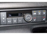 フルオートエアコンが装備されています!お好みの温度設定をするだけでエアコンの風量やモードの切り替えを自動でコントロールしてくれます!ユーザーの操作が少なく燃費走行にもつながります!