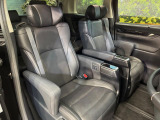 後部座席も気になるようなキズ・汚れやへたり等、大きなダメージはなく、良好な状態です。