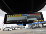 【インテリジェントルームミラー】後方のカメラ画像が映し出されるので、乗員や荷物でさえぎられがちな後方視界をクリアに保ちます♪