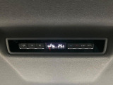【リアオートエアコン】広い後部座席には必須の機能!風量や温度を自動で調整し前席と同様な車内環境にしてくれるリアオートエアコンを装備。夏の暑さも冬の寒さもストレスなく快適にお過ごしいただけます♪
